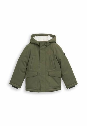 Groene winterjas met capuchon, witte fleece voering, voorrits en vier grote zakken, ontworpen voor warmte en koud weer.
