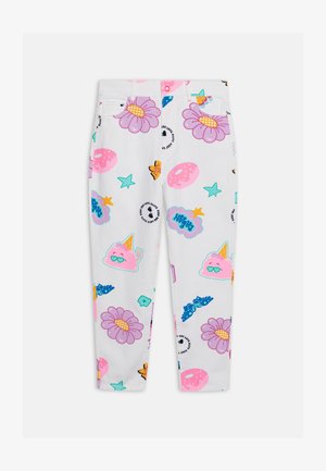 Hvite denimbukser med fargerike mønstre, inkludert blomster, skyer, donuts og stjerner i rosa, blå, gul og grønne nyanser.