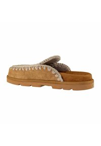 Infradito in suede marrone con una fascia in tessuto morbido e cuciture decorative lungo il bordo, dotate di una suola in gomma testurizzata per una migliore aderenza.