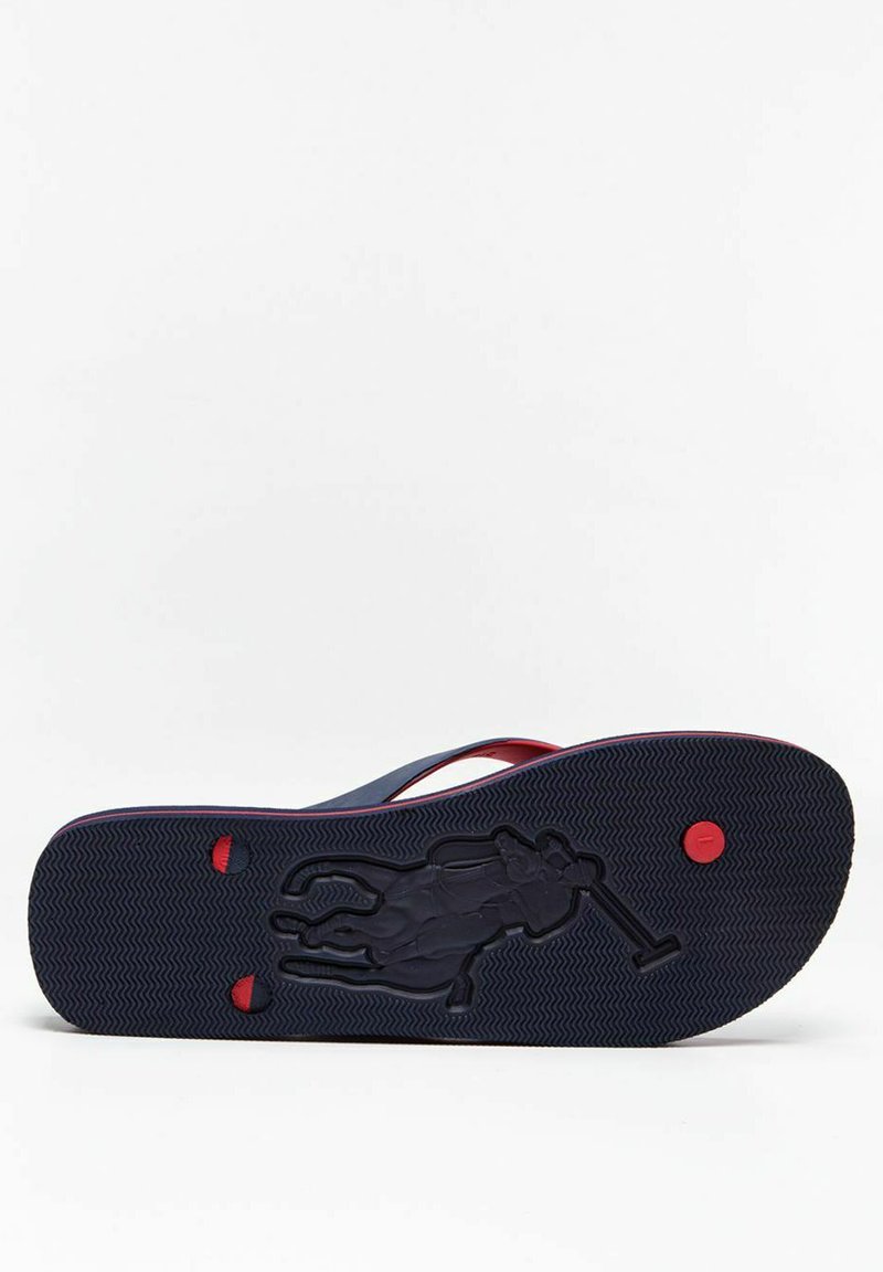 Marine- und rote Flip-Flop-Sandale mit strukturiertem Gummisohle, ausgestattet mit einem erhöhten Design eines Polo-Spielers. Die Riemen sind flach und glatt.