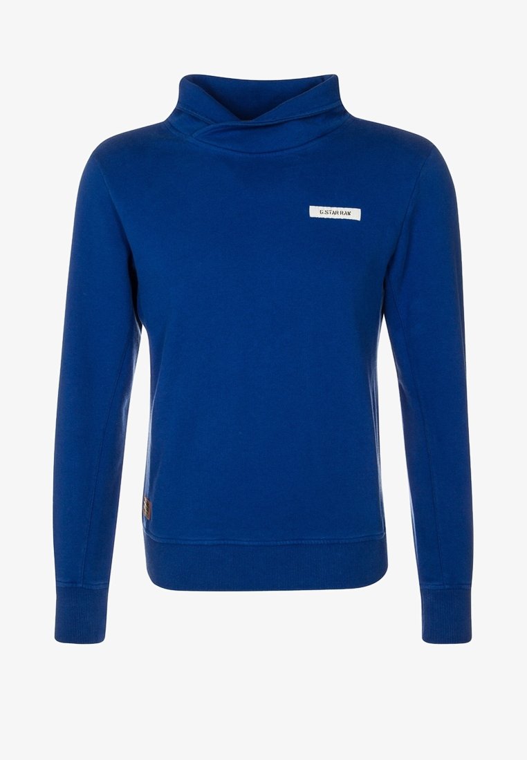 Modrý pulovr s límcem na stojáčka, dlouhými rukávy a malým logem na hrudi. Vyrobený z měkké látky s hladkou texturou.