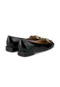 Ballerines en cuir verni noir avec un petit talon carré, ornées d'un détail en chaîne dorée à l'avant. Texture lisse et design à bout rond.