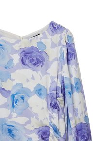 Top a maniche lunghe in tessuto leggero con una base bianca e un motivo floreale blu e viola, dettagli plissettati e scollo a pescatore.