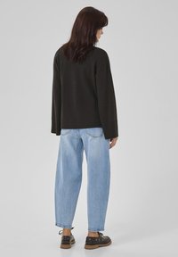My Essential Wardrobe HUXI V-NECK - Svetr - espresso