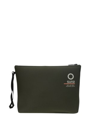 Bustina rettangolare verde scuro con cerniera, cinturino nero per polso e scritta bianca del logo "Suns WE_AR 360° MOVING LIGHT" sul davanti.