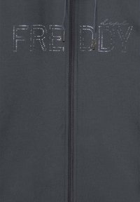 Felpa grigia con zip, caratterizzata da dettagli in strass che formano la scritta "FREDDY" sul davanti, dotata di lacci regolabili e una texture liscia.