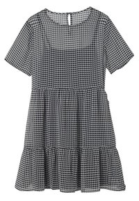 Vestido de manga corta en blanco y negro con estampado de pata de gallo, con un dobladillo acampanado y detalle de ojal en la parte trasera, fabricado con una tela ligera.