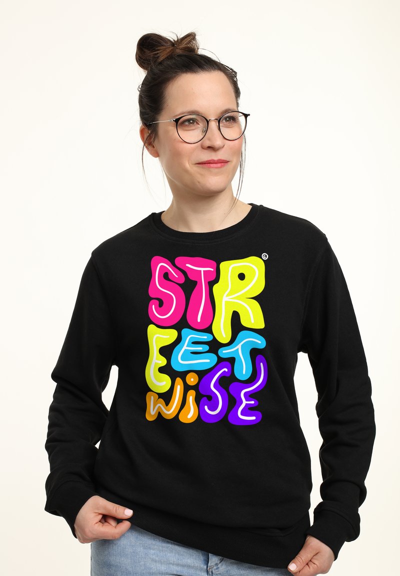 Zwarte sweatshirt met een kleurrijk, speels tekstontwerp dat "STREETWISE" in roze, geel, blauw, oranje en paars leest. Gemaakt van een katoenmix.