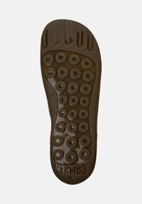 Hnědá gumová podrážka s kruhovými vzory a textem 'CAMPTET 38.' Hladký povrch s vyvýšenými sekcemi podél okrajů.