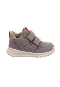 Grauer Kleinkind-Sneaker mit doppelten Klettverschlussriemen, weicher beiger Sohle, rotem Ziehband und gepolsterter Knöchelunterstützung.
