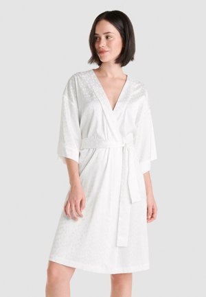 Bata de satén blanco con escote en V, mangas cortas y cinturón atado. Presenta un patrón texturizado en toda su superficie.