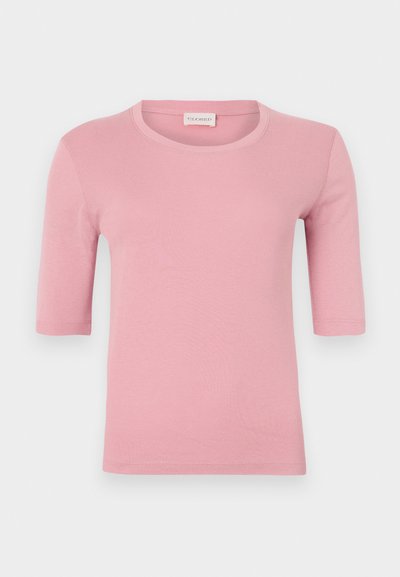 Rosa t-skjorte laget av myk stoff med klassisk rund hals og korte ermer, med en tettsittende design og subtile sømdetaljer.