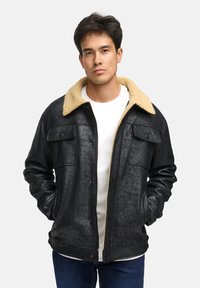 Schwarze Lederjacke mit beigem Kunstpelzkragen, zwei Fronttaschen und Zip-Verschluss. Mit strukturiertem Finish, lässiger Schnitt.