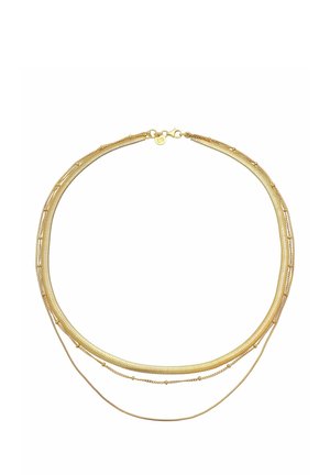 Collier en or à trois couches avec des styles de chaînes variés et un fermoir, présenté sur fond blanc.
