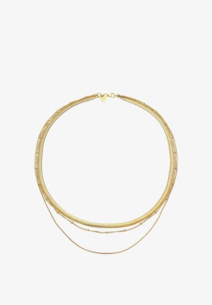 Collier en or à trois couches avec des styles de chaînes variés et un fermoir, présenté sur fond blanc.