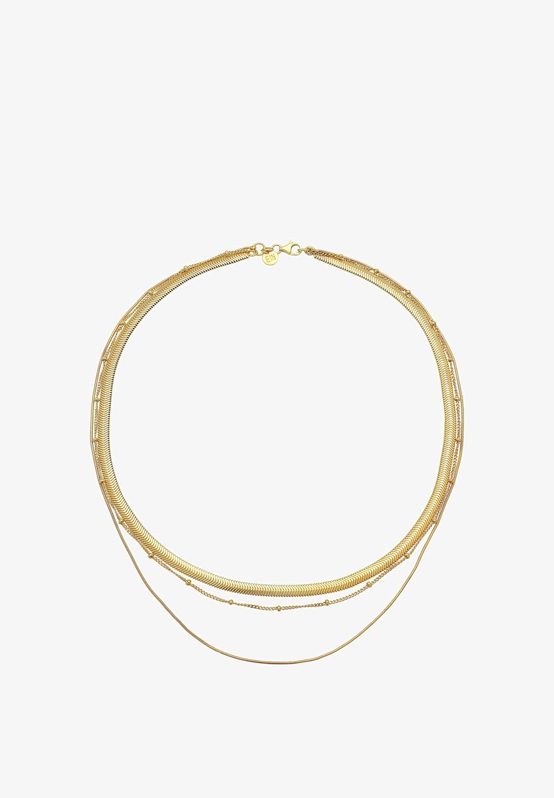 Collier en or à trois couches avec des styles de chaînes variés et un fermoir, présenté sur fond blanc.