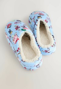 Blaue Stoffschuhe mit einem weichen Kunstfellfutter, das ein verspieltes Muster von Desserts und Getränken zeigt. Runde Form und rutschfestes Design.