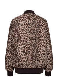 Veste bomber imprimé léopard avec col, poignets et ceinture noirs côtelés, vue de dos sur fond blanc.