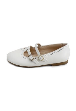 Zapato plano blanco con dos correas con hebilla, bordes decorativos perforados y una suela baja marrón.