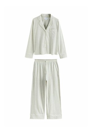 Bluză de pijama gri deschis cu mâneci lungi, nasturi și buzunar la piept, și pantaloni largi de pijama cu șnur asortați.