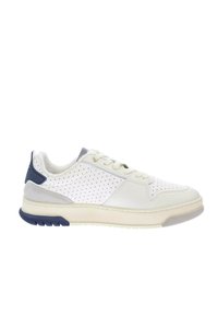 Sneaker bianca con design perforato, pannelli lisci e testurizzati, accento blu navy sul tallone e suola in gomma chiara.