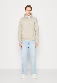 Calvin Klein HERO LOGO COMFORT HOODIE - Sportinis megztinis - london fog