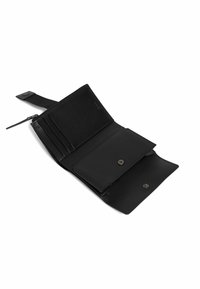 Portafoglio in pelle nera con chiusura a zip, numerosi scomparti per carte e due compartimenti con bottone a pressione. Texture liscia, design minimalista.