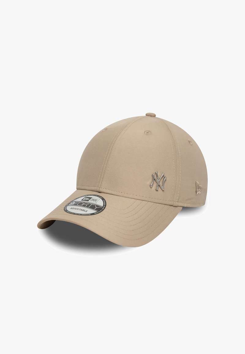 Casquette de baseball beige à visière courbée, ornée d'un logo brodé sur le devant et d'une sangle ajustable. Fabriquée en tissu lisse.