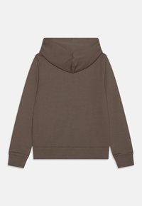 Hnědá mikina s kapucí vyrobená z měkké tkaniny. Má volný střih, žebrované manžety a lem. Hladký povrch bez dalších vzorů nebo akcentů.