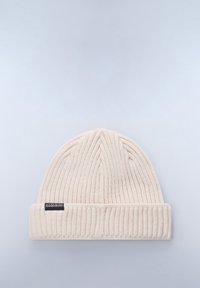 Berretto lavorato a maglia crema con motivo a coste, risvolto e una piccola etichetta nera davanti. Texture morbida, stile informale e forma flessibile.