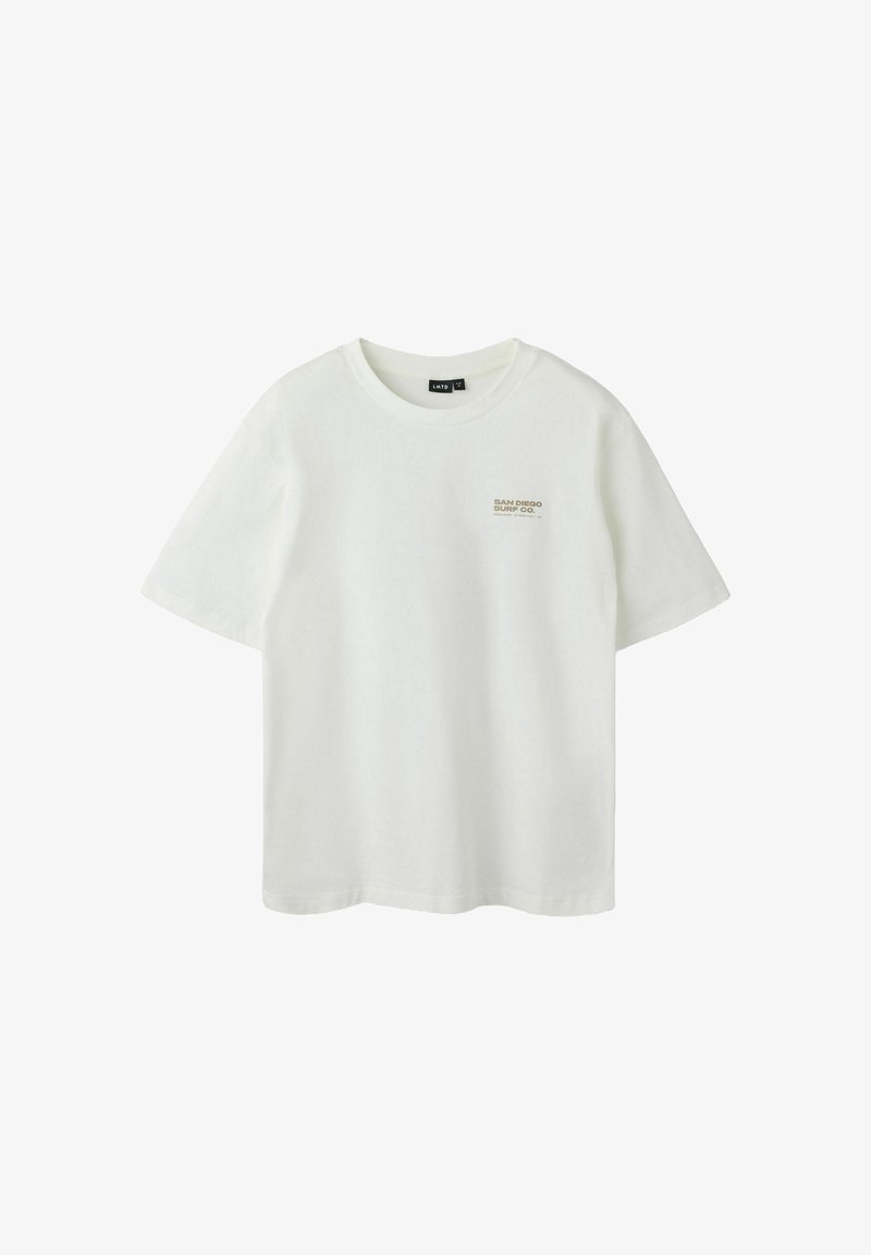 T-shirt blanc à manches courtes avec col rond et petit texte beige « San Diego Surf Co. » sur la poitrine gauche.