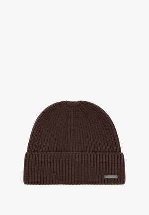 Brączowa, prążkowana czapka beanie z podwiniętym brzegiem i małą prostokątną metalową metką na brzegu.