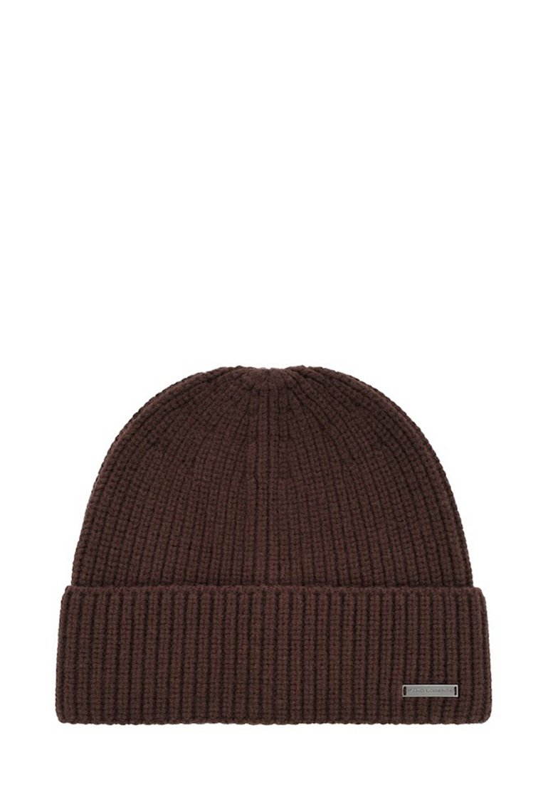 Brączowa, prążkowana czapka beanie z podwiniętym brzegiem i małą prostokątną metalową metką na brzegu.