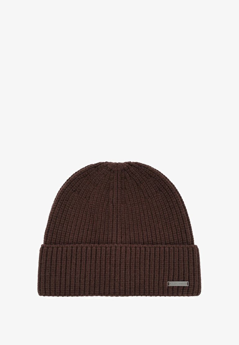 Brączowa, prążkowana czapka beanie z podwiniętym brzegiem i małą prostokątną metalową metką na brzegu.