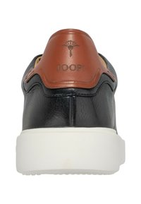 Svart lädersneaker med brun läderhäll, vit gummisula, präglad logotyp på hälen och slät yta.