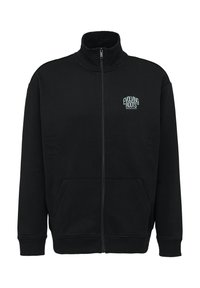 Zwarte ritstrui gemaakt van zachte stof met een hoge kraag, twee voorzakken en een klein wit logo op de linkerborst.