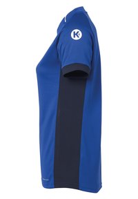 Polo sportivo a maniche corte di colore blu con pannelli laterali blu navy. Realizzato in tessuto traspirante con logo sulla manica sinistra.