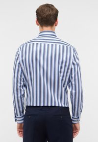 Camicia a righe con strisce verticali blu e bianche, colletto alla francese e maniche lunghe con polsini a bottone, realizzata in tessuto morbido.
