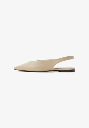Beiger Slingback-Flachschuh mit spitzer Zehenkappe, niedrigem schwarzem Absatz und glatter Lederstruktur.