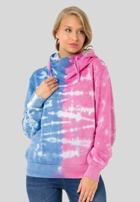 Kapuzensweatshirt in blauem und pinkem Batikmuster mit weißen Akzenten. Verfügt über einen lässigen Schnitt, gerippte Bündchen und eine Kordelzugkapuze. Weicher Stoff.