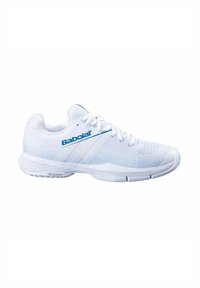 Scarpa da tennis bianca con tomaia in mesh traspirante, logo blu, dettagli testurizzati e suola in gomma flessibile con motivi di aderenza.