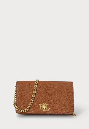 Pochette en cuir marron texturé avec une chaîne dorée et un logo RL doré sur le devant, sur un fond clair uni.