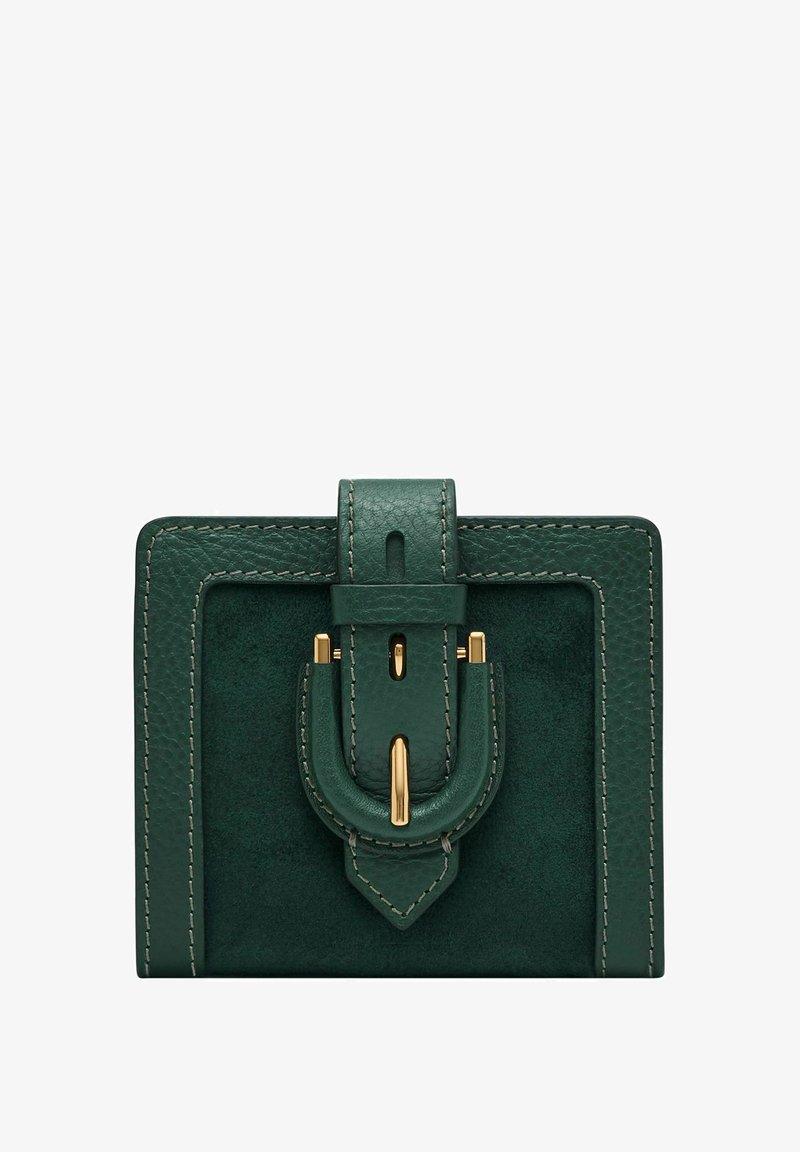 Portefeuille en cuir vert avec coutures contrastées, comprenant un rabat avant avec un accent en métal doré et une finition texturée.