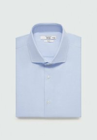Svetlo modra, slim fit srajca s klasičnimi ovratnikom, prednjim delom z enim gumbom in gladko teksturo. Ima diskretne šive in brez vidnih vzorcev.