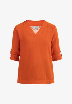 Oranje blouse van lichtgewicht stof. Heeft een V-hals, driekwartmouwen met rol-tabdetail en subtiele kantaccenten op de schouders.