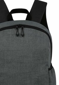 Sac à dos en tissu gris avec une texture lisse, doté d'une poignée supérieure, de fermetures éclair noires et de bretelles rembourrées.