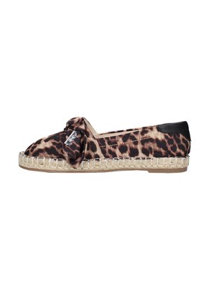 Espadrilla piatta con stampa leopardata, suola in juta, toppa nera sul tallone e dettaglio con fiocco di tessuto sul lato anteriore.