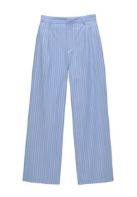Jasnoniebieskie spodnie w szerokim kroju z białymi pionowymi paskami i pętelkami na pasek, wyeksponowane na białym tle.