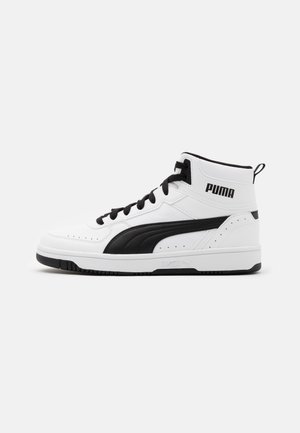 Biała wysoka tenisówka Puma z czarnym paskiem, czarnymi sznurowadłami i logo Puma na boku i języku, przedstawiona na jednolitym tle.