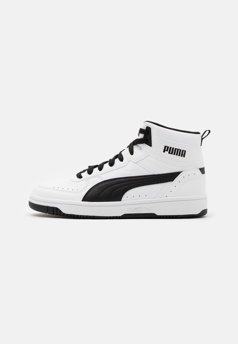 Baskets montantes blanches Puma avec une bande noire, des lacets noirs et le logo Puma sur le côté et la languette, présentées sur un fond uni.